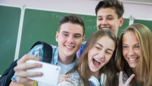 mơ thấy bạn học cũ đánh con gì