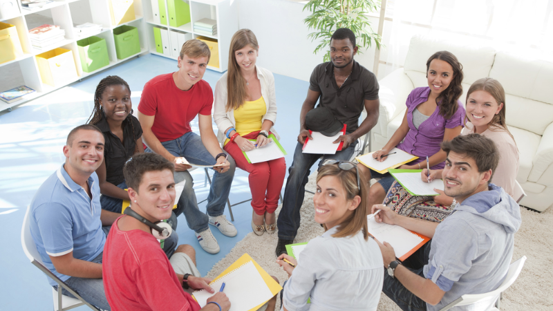 Mơ thấy vô tình gặp bạn học cũ