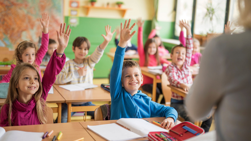 Mơ thấy bạn học cũ đánh con gì may mắn phát tài