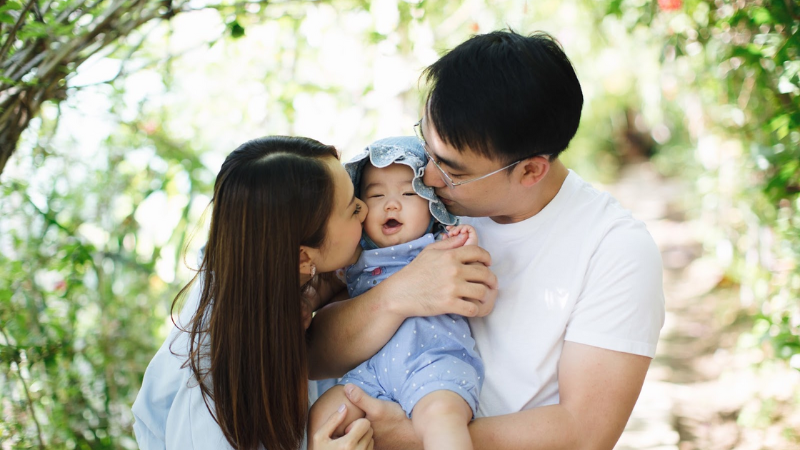 Mơ thấy bồng em bé đánh con gì, bế trẻ điềm báo gì?