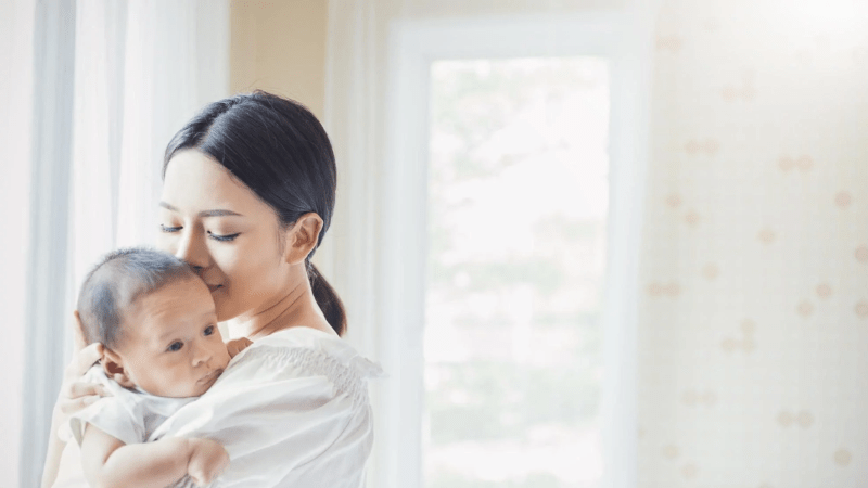 Chiêm bao thấy bồng em bé đang khóc