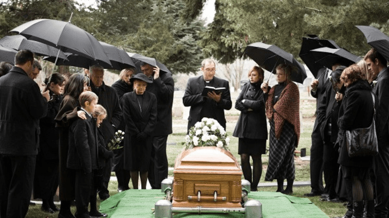 Mơ thấy xem chôn cất thi thể là điềm gì, đánh số nào?