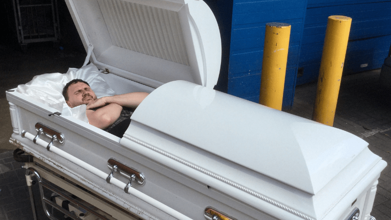 Chiêm bao thấy người chết nằm trong quan tài màu trắng