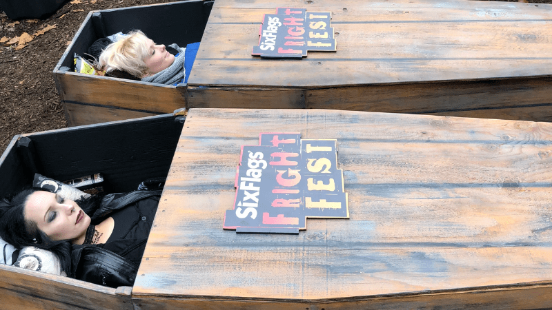 Mơ thấy người chết nằm quan tài là người thân