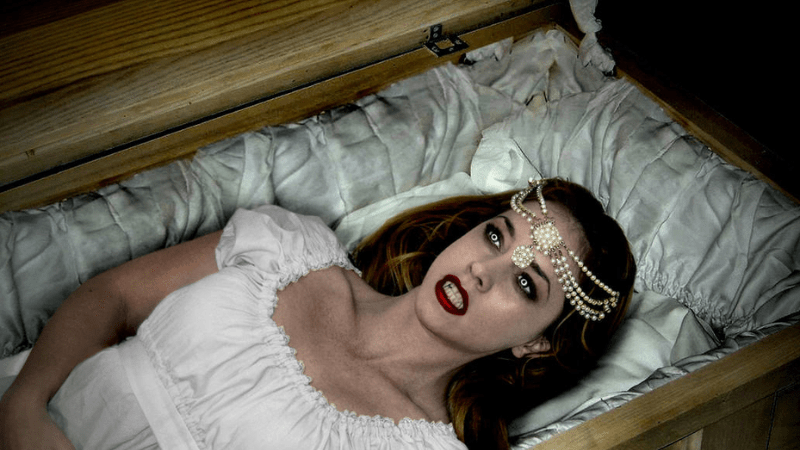 Mơ thấy người chết chui ra từ quan tài điềm báo gì?