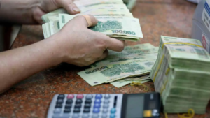 mơ thấy tiền 100 đánh con gì