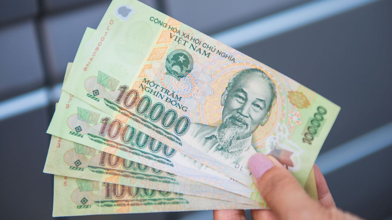 Nằm mơ thấy nhặt được tiền 100 trên đường